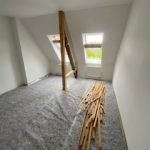 Holzbalken schleifen und Fußleisten entfernen